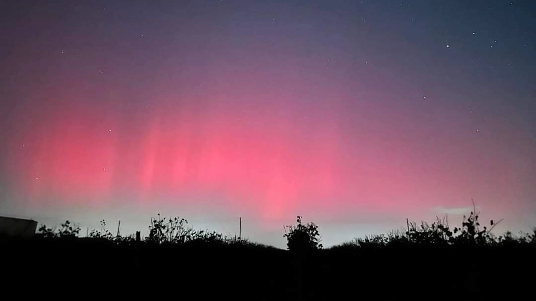 Il fenomeno naturale si è manifestato nella serata di mercoledì 10 ottobre: in tantissimi hanno postato le foto sui social. Anche l’ex governatore Bonaccini esalta la meraviglia della luce rossastra