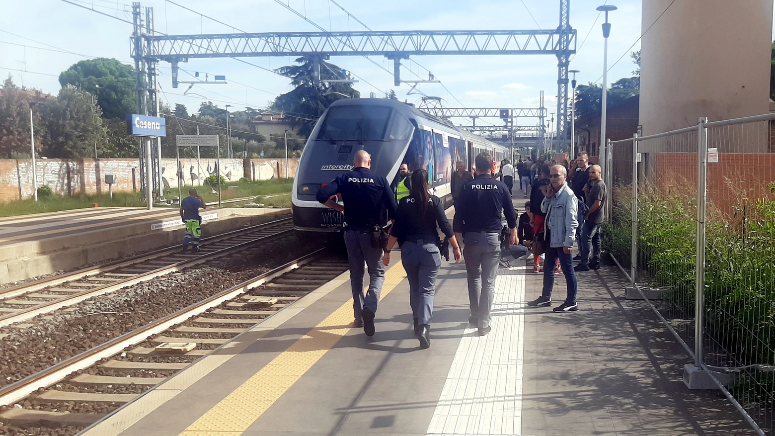 Tragedia in stazione a Cesena: una donna è stata investita e uccisa da un treno (foto Ravaglia)