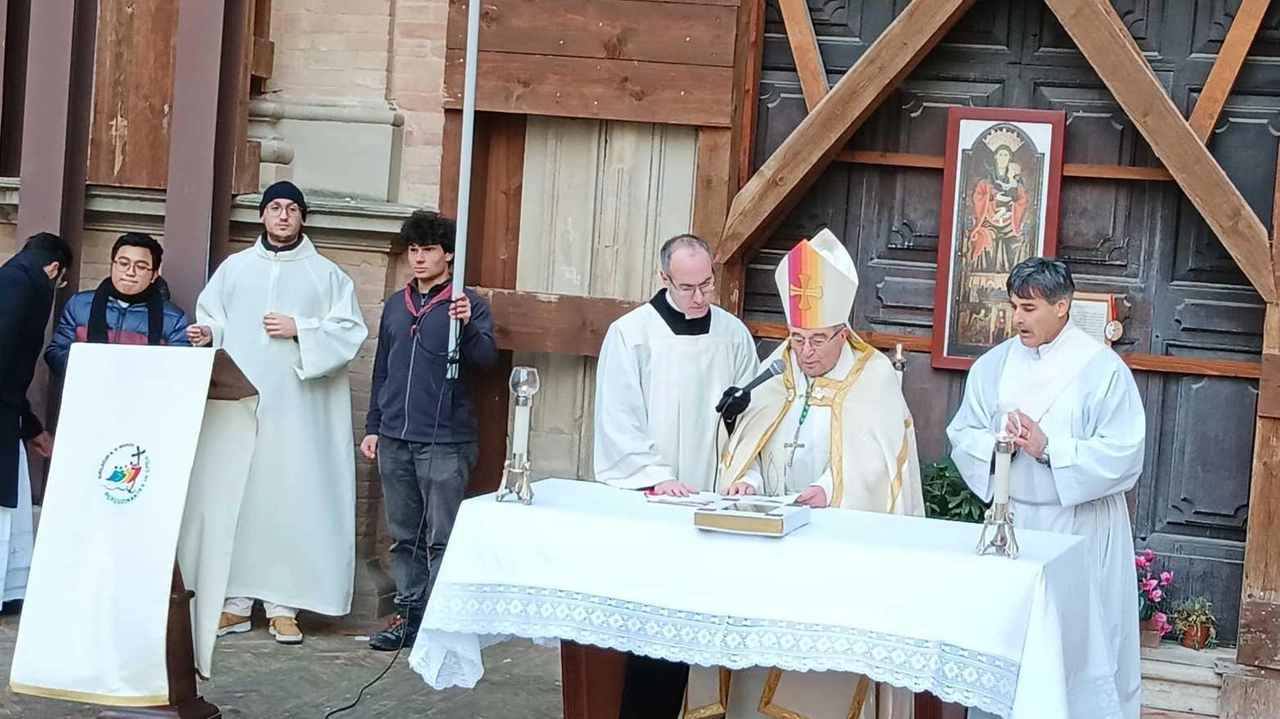 Il vescovo Vecerrica ha aperto il Giubileo a Camerino al posto dell’arcivescovo Massara, assente per motivi di salute