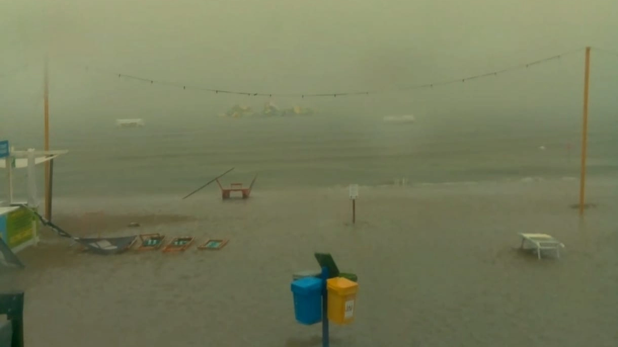 Spiaggia allagata a Rimini (foto da Emilia Romagna Meteo)