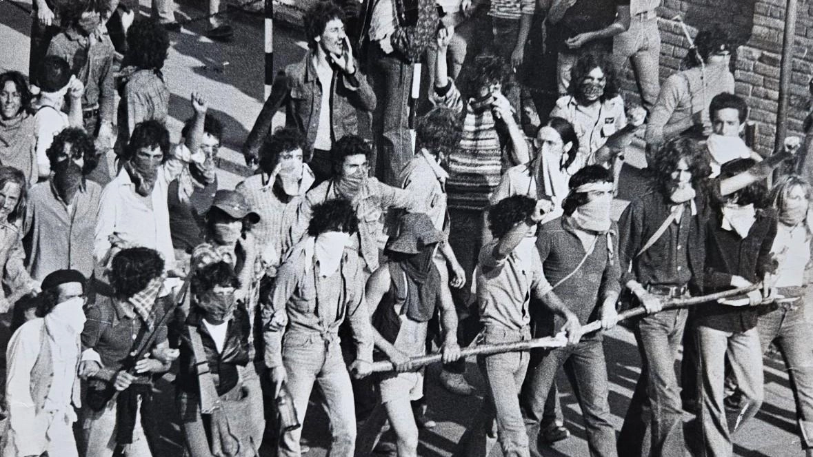 A fine luglio del 1976 si aprì al campo sportivo della Darsena il festival nazionale della gioventù comunista: fra gli...