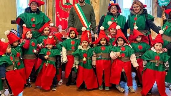 I piccoli della scuola materna vestiti da elfo dal sindaco