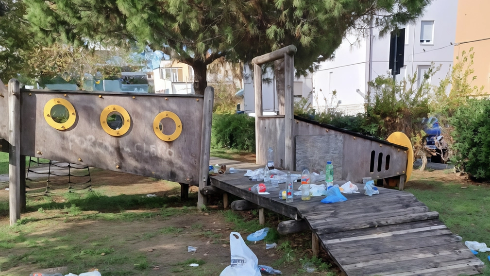 Giardini del lungomare sud, lato ovest, ridotti come un porcile. Ieri mattina si presentavano trasformati in discarica, con i giochi...