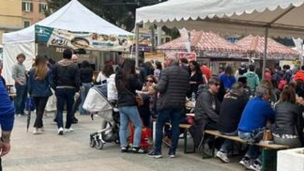 L'International Street Food 2024, evento di qualità dedicato al cibo di strada gourmet, giunge alla sua ottava edizione ad Ancona. Organizzato da Airs e Confartigianato Imprese, offre specialità culinarie italiane e internazionali, birre artigianali e un'esperienza multisensoriale. Un appuntamento imperdibile per gli amanti del buon cibo.