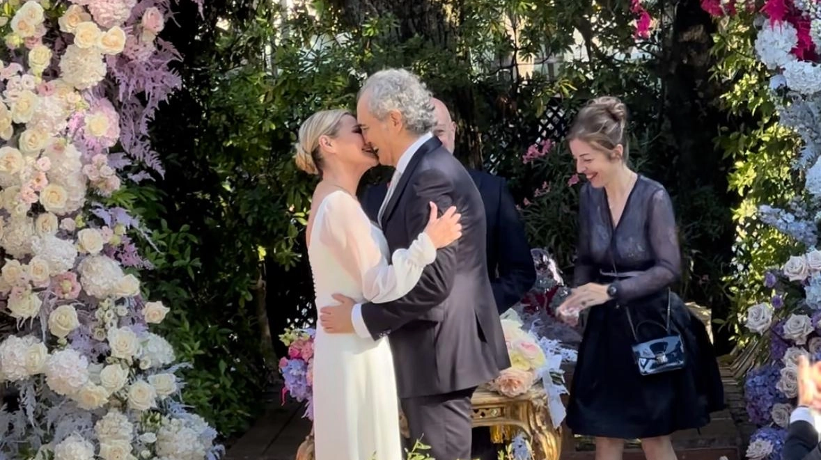 Il matrimonio più atteso dell'anno poco dopo le 17 sotto un meraviglioso arco di fiori nel giardino del Grand Hotel: le toccanti parole di Milly Carlucci (testimone della sposa)