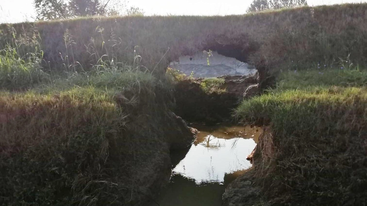 L’emergenza nella notte, fuoriusciti circa centomila metri cubi d’acqua. Vigili del fuoco e tecnici al lavoro per ricostruire la sponda