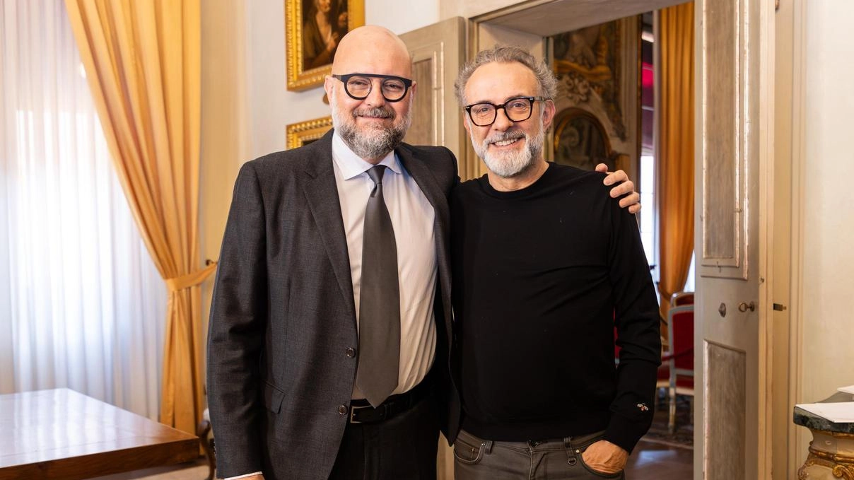 Il sindaco Massimo Mezzetti insieme allo chef Massimo Bottura (Foto Bassoli)