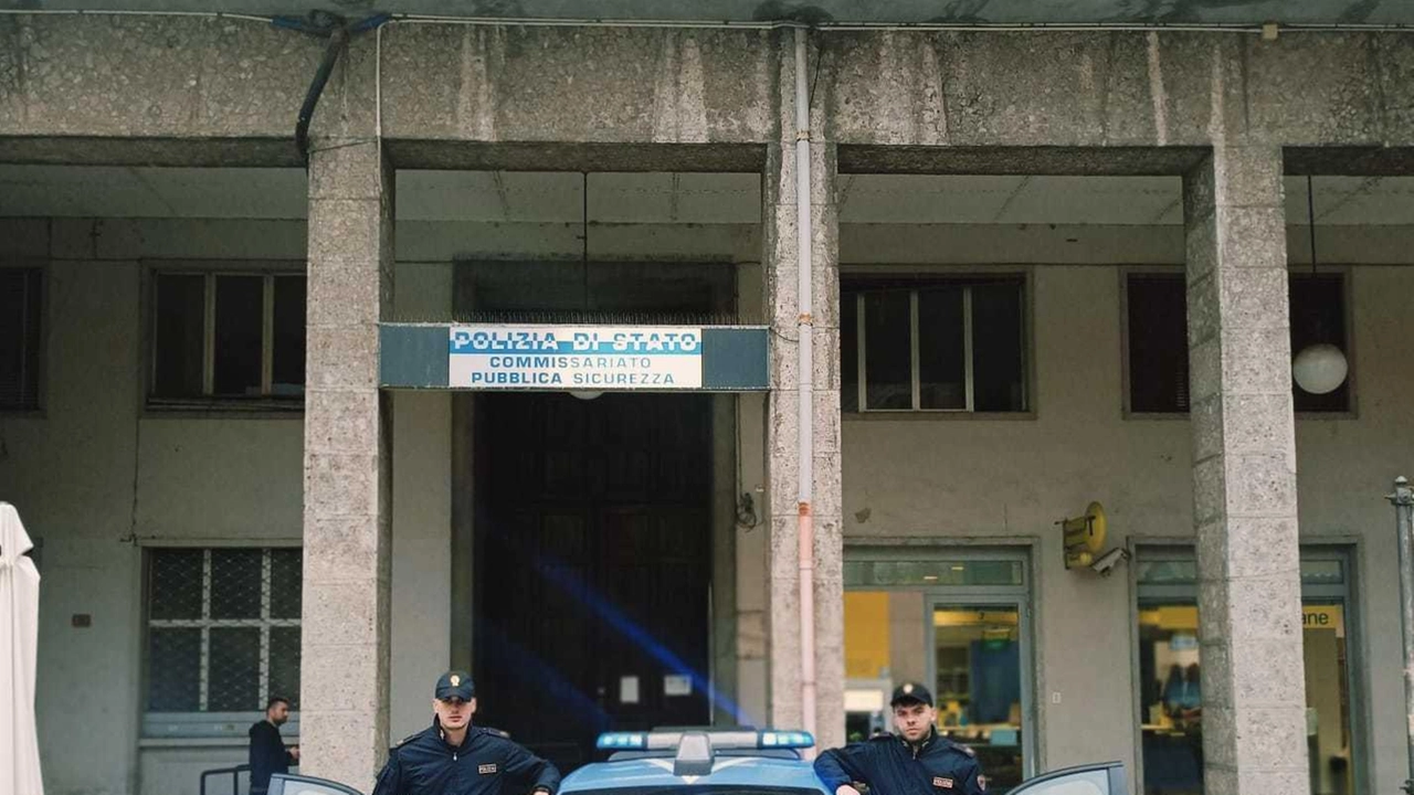 Una volnte davanti al Commissariato di Polizia di Persiceto