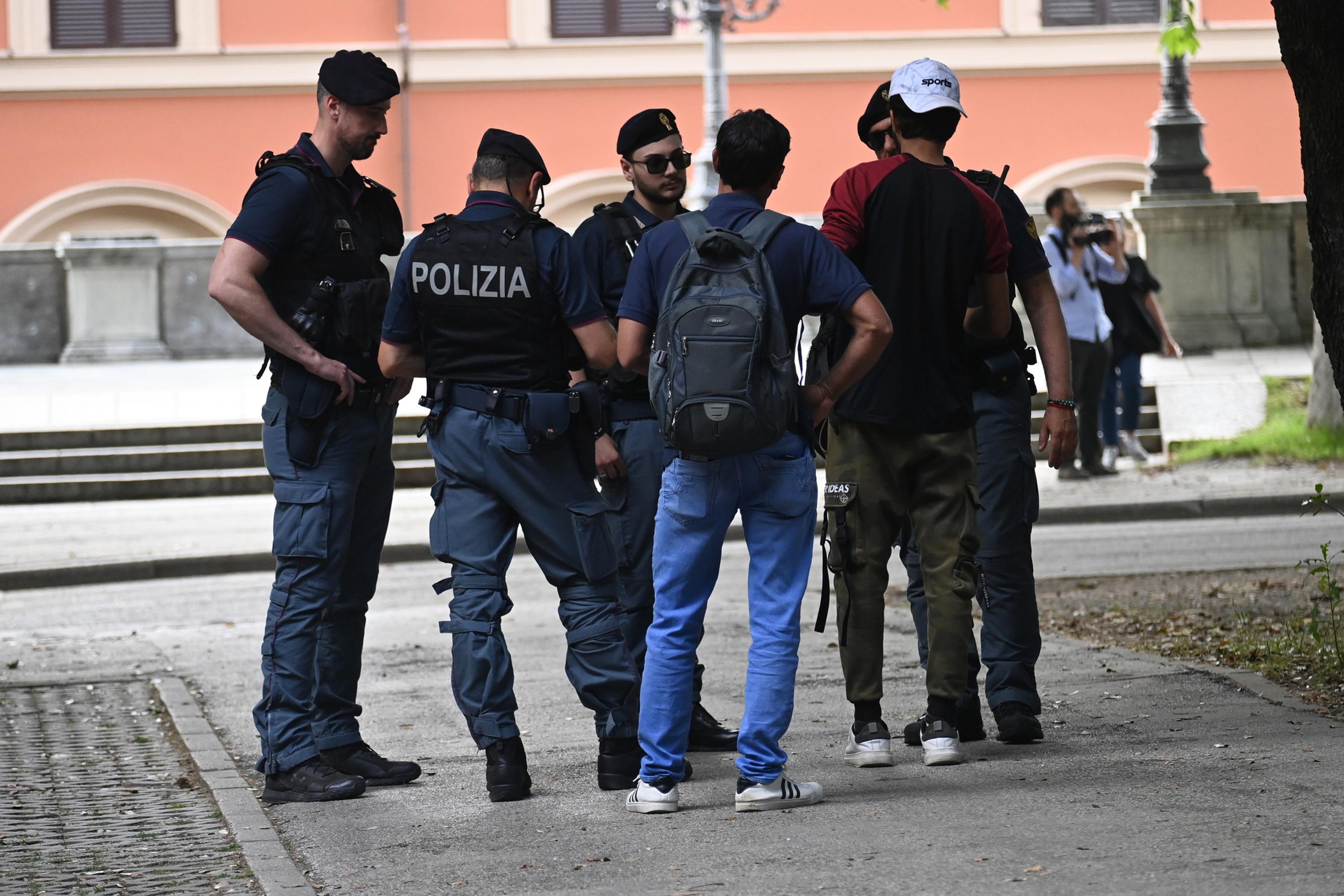 Dà una testata a una passante, fermato in piazza XX Settembre a Bologna