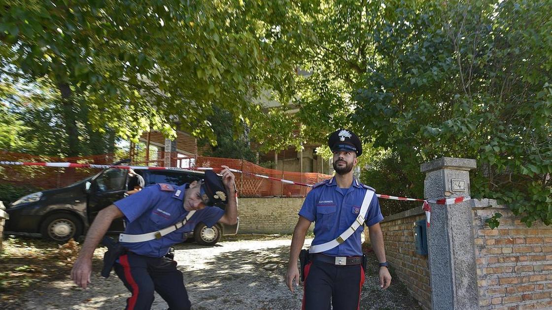 Massacrata a coltellate. Arrestato il marito . Disperati tentativi dei figli per soccorrerla