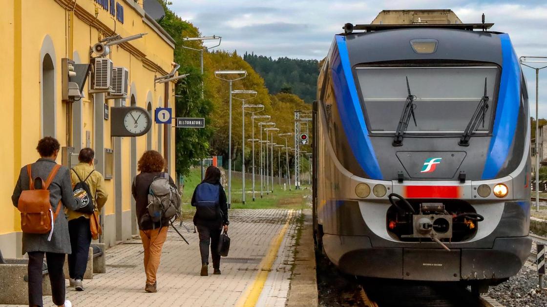 "Basta disservizi sulla Faentina". Sindaci e pendolari in piazza