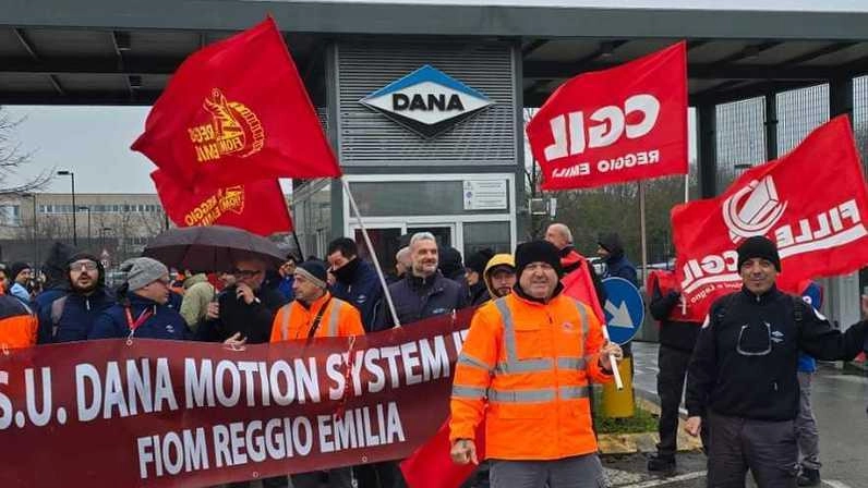 Lo sciopero alla Dana Motion System, nello stabilimento di via Brevini