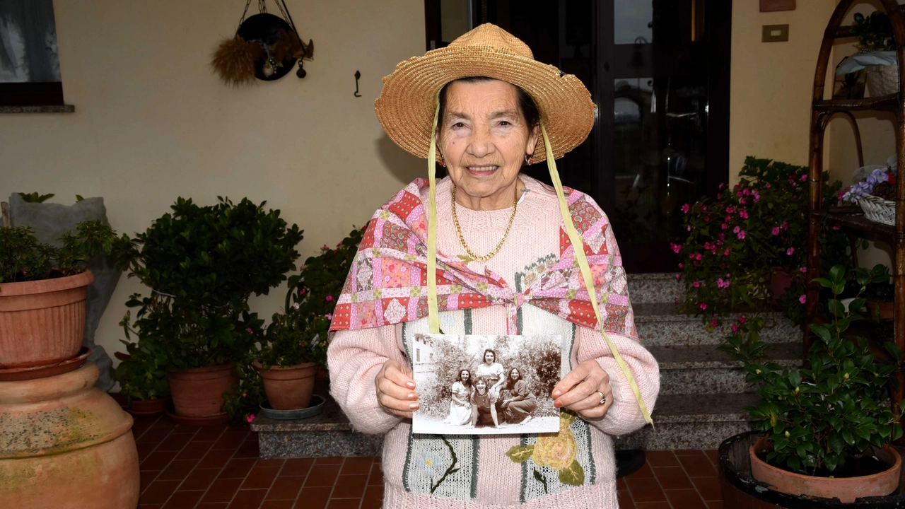 Ada Palavanchi, 85 anni, mostra una foto dei tempi della risaia