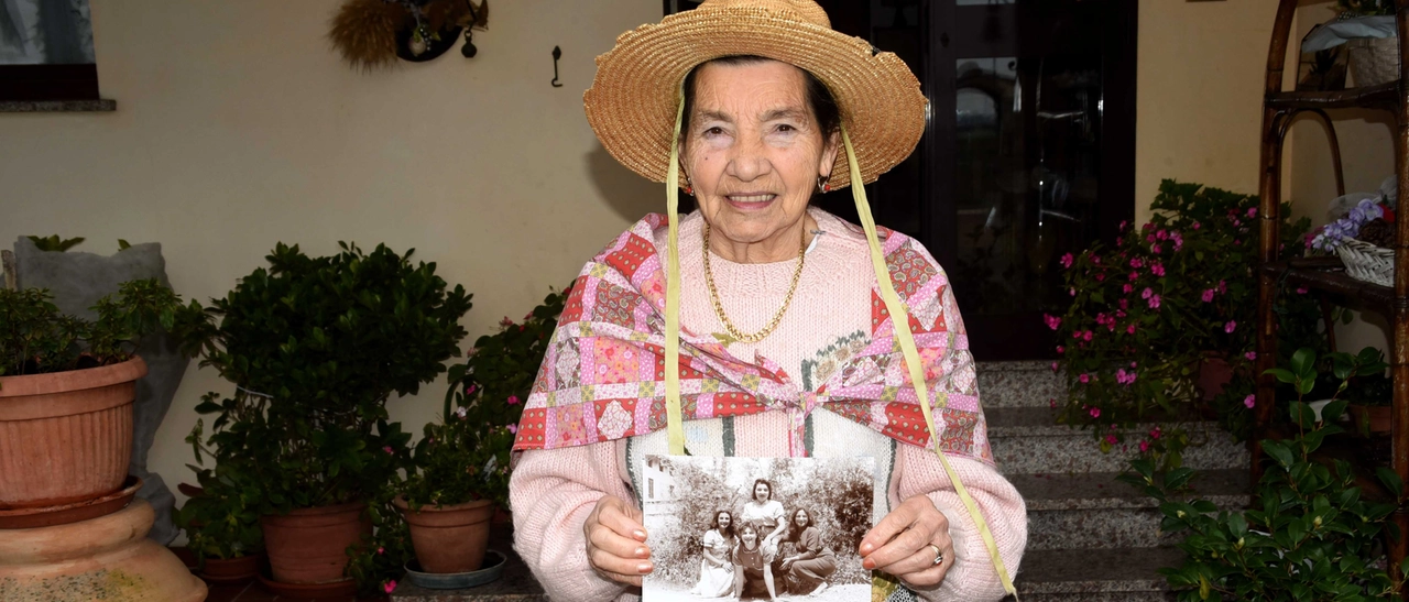 Ada Palavanchi, 85 anni, è una delle ultime testimone di quel mondo di diritti e sacrifici. “Mi piace fare la sfoglia, con i miei video sono finita in America. Lavoro, ci vuole parità”