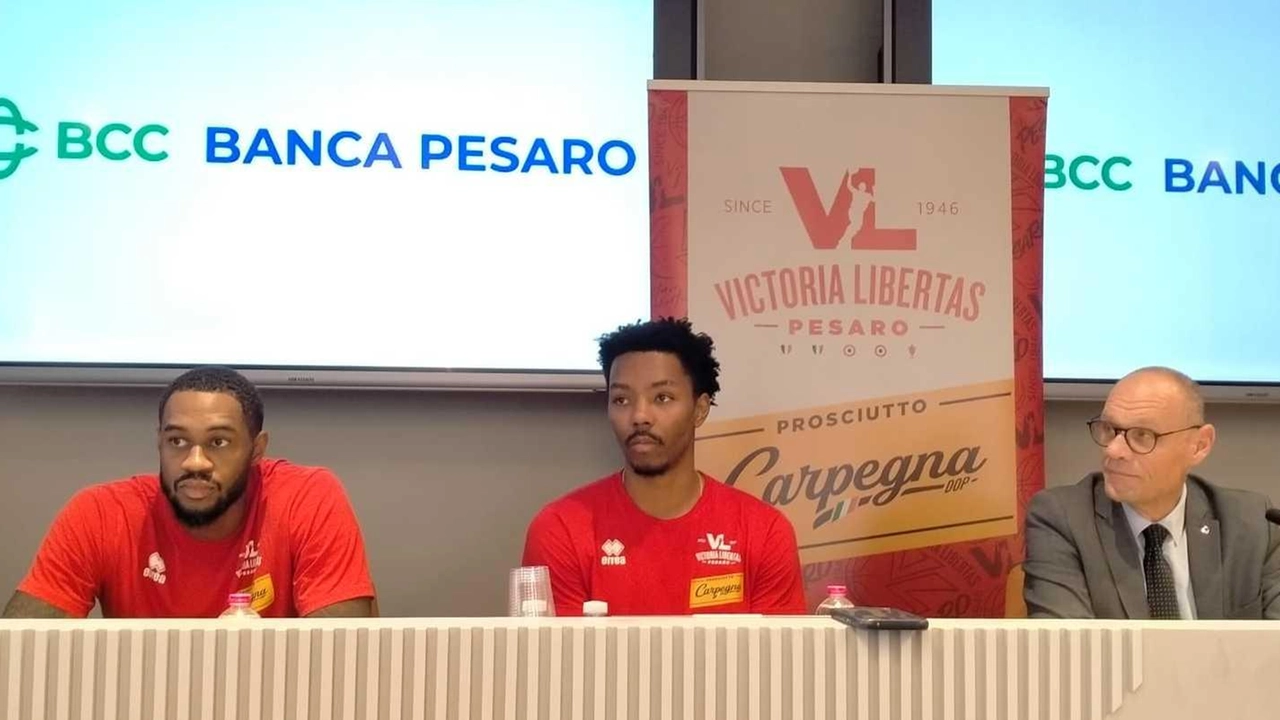 V.J.King e Khalil Ahmad insieme al direttore della Bcc, Paolo Benedetti