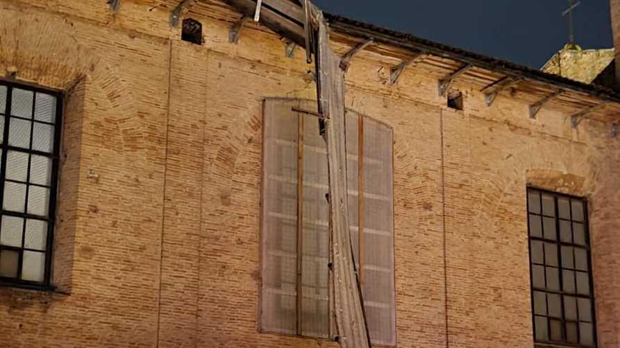 Paura in centro: crolla parapetto della Collegiata