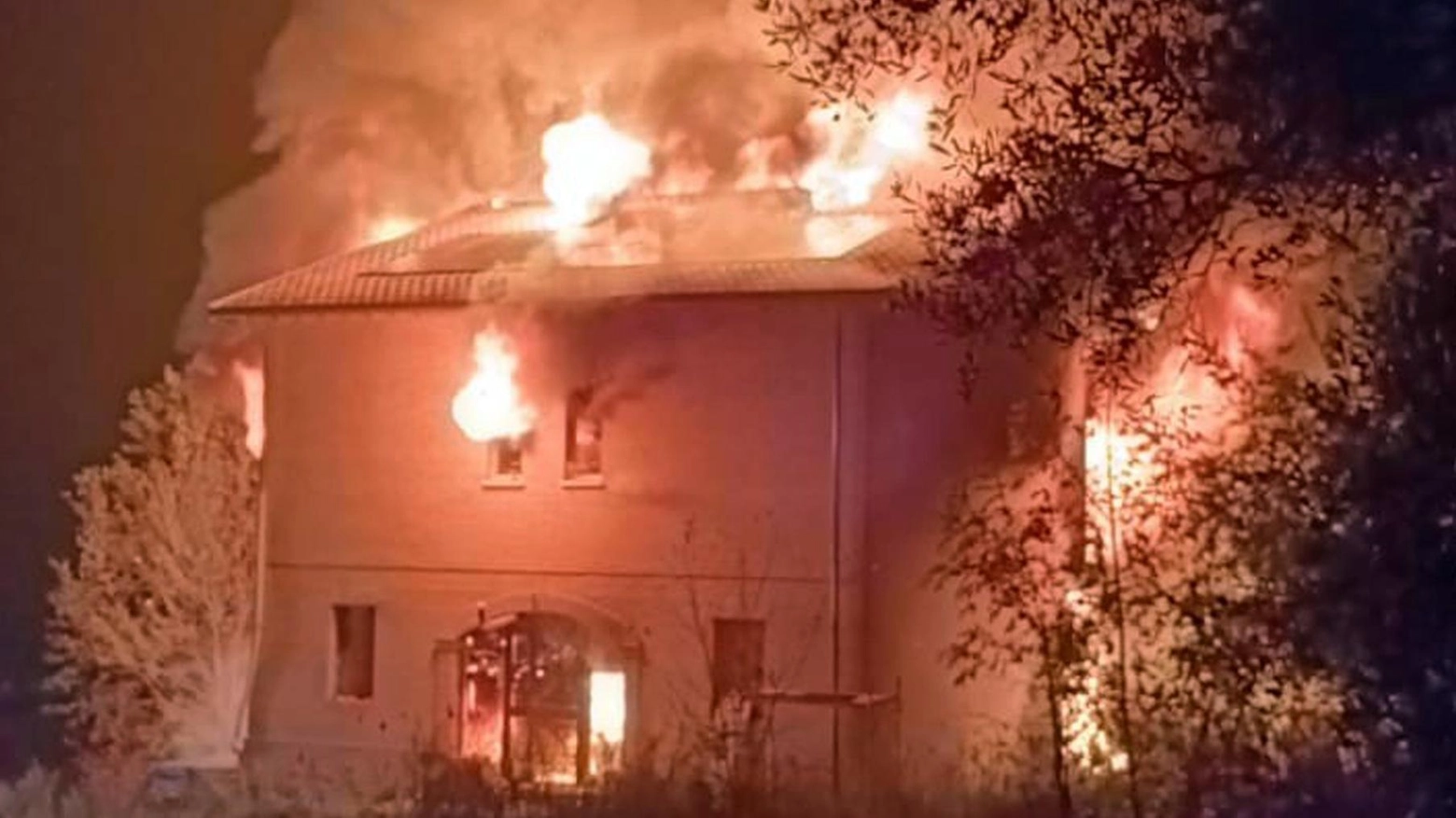 Villa devastata da un incendio. Non si esclude la pista dolosa