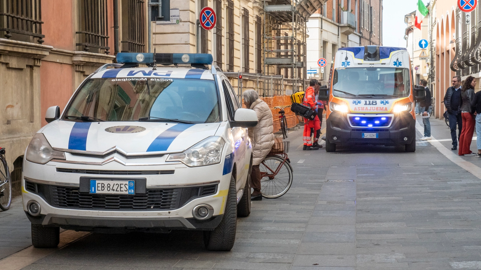 In Corso Vallisneri è arrivata la polizia municipale, poi è stato richiesto il supporto dei carabinieri (foto d'archivio)