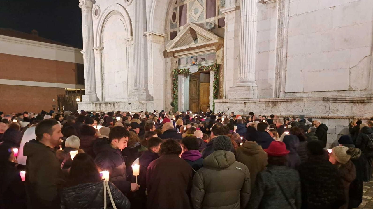 La folla fuori dal Duomo per le celebrazioni che hanno dato il via al Giubileo