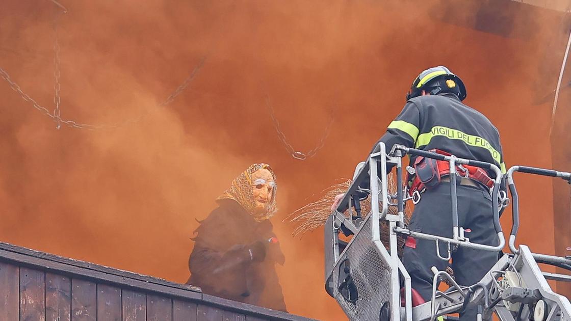 Il grande show in cielo. La ’vecia’ paracadutista regala emozioni e doni. Spettacolo all’Aeroclub