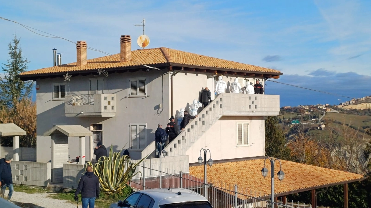 I carabinieri sono entrati nell'appartamento dell'Osteria del pelo, teatro dell'omicidio, per i necessari rilievi