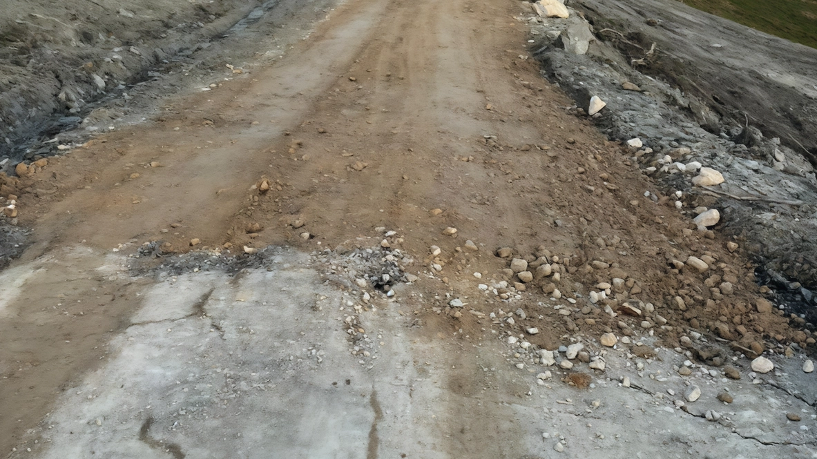 Da troppo tempo chiusa la strada comunale che da Velucciana arriva alla strada provinciale di ponte Secchia a Cavola...