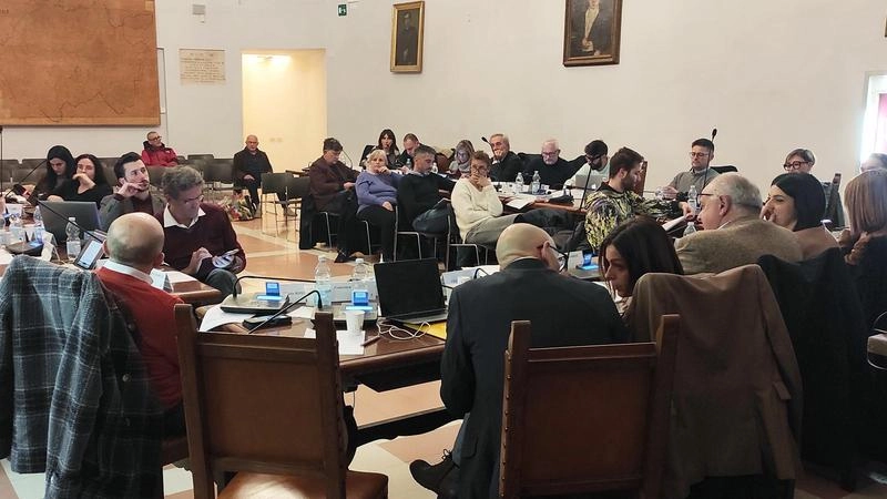 Il Consiglio comunale di Urbino mentre discute il bilancio di previsione