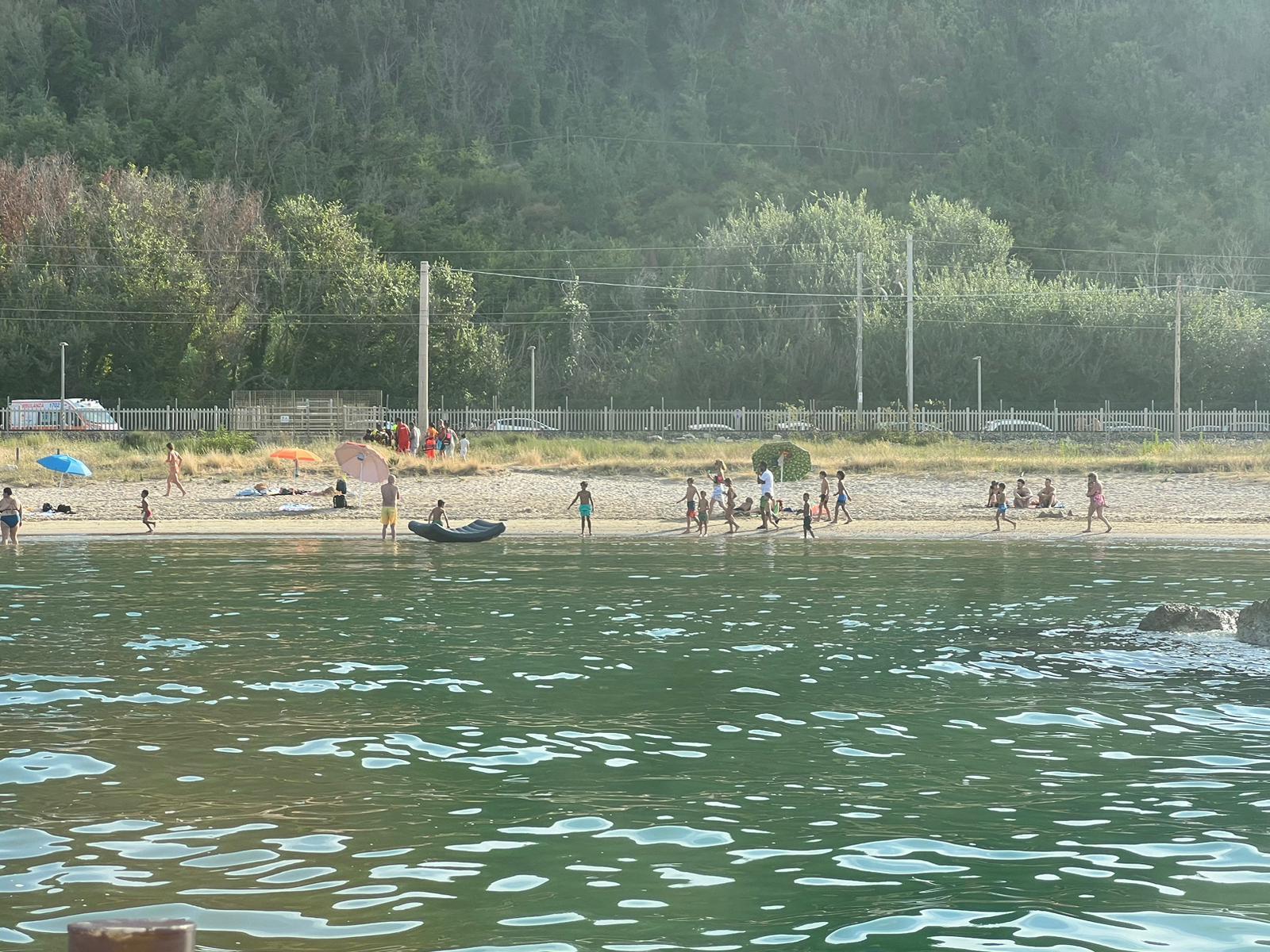 Paura in spiaggia a Fano: partoriente con le doglie viene soccorsa sotto l’ombrellone