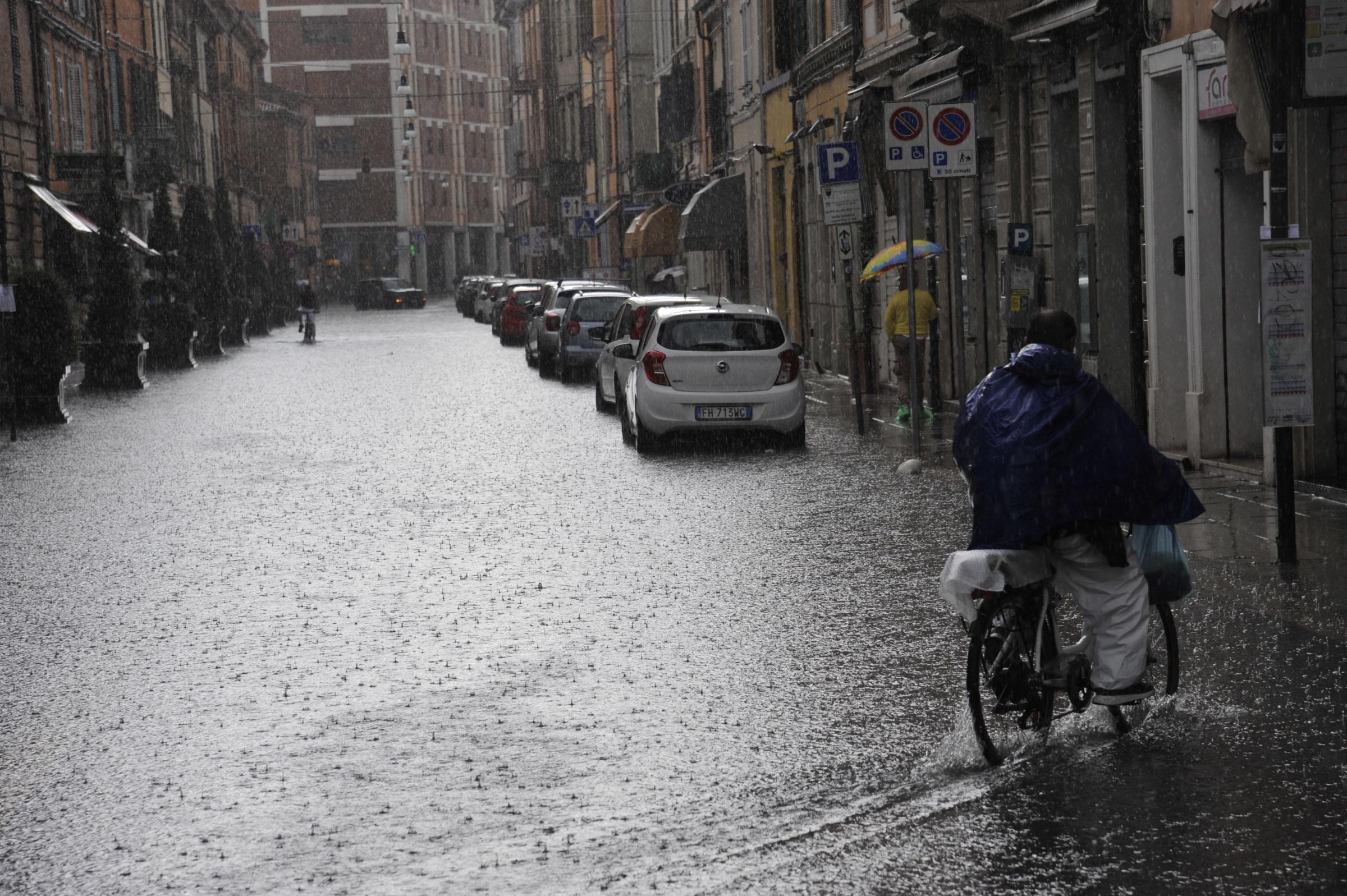 Forlì, ancora sotto una pioggia da record: in 2 ore l’acqua di un mese e mezzo