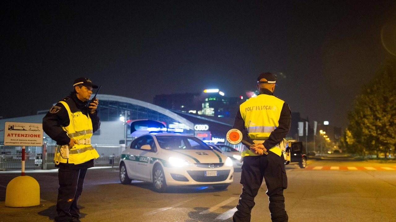 Controlli della polizia locale in una foto di repertorio. Sono in programma azioni per potenziare la sorveglianza delle zone più critiche