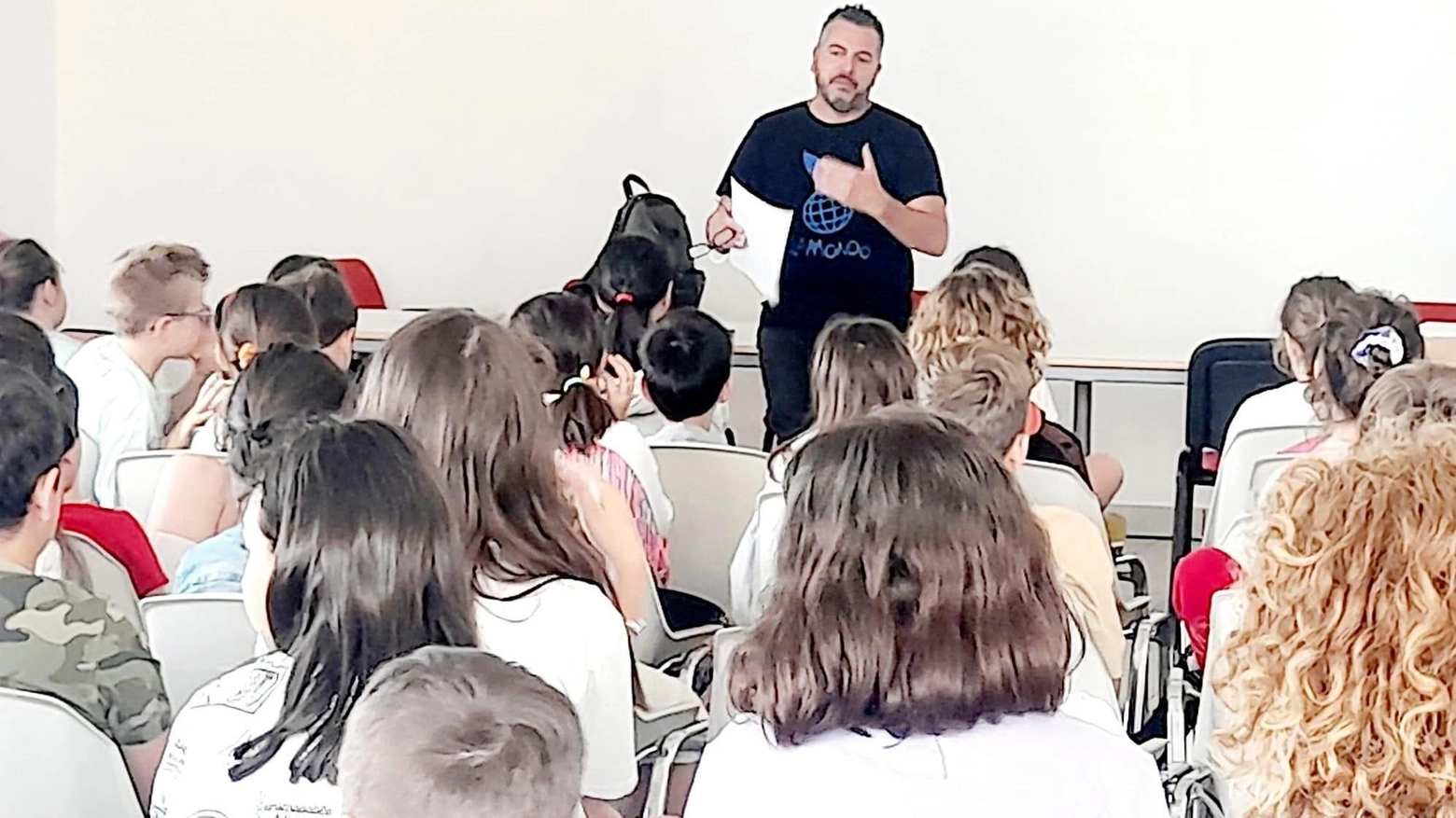 La musica abbatte le frontiere. Studenti sul palco di Balamondo