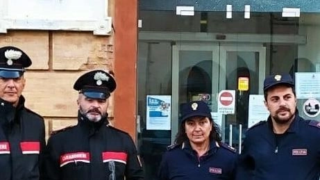 In piazzale della Stazione sono intervenuti la polizia di Stato e i carabinieri (. foto d’archivio