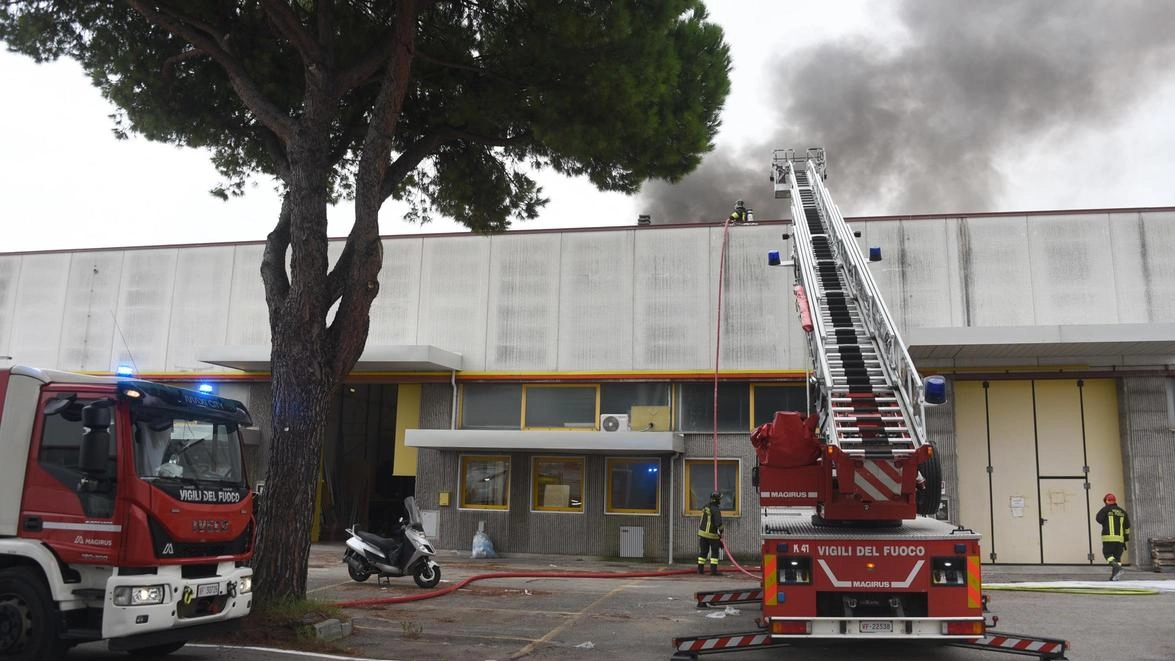 L’intervento dei vigili del fuoco nei capannoni del Gros (. foto Migliorini