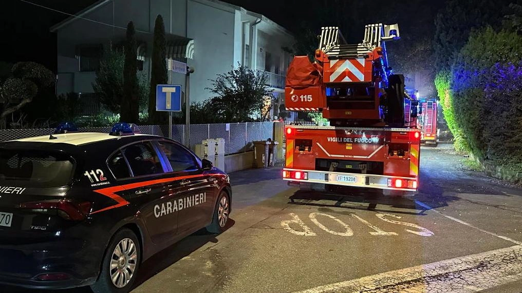 A fuoco lo studio con la libreria, il proprietario ha tentato di contenere le fiamme: trasportato in ospedale