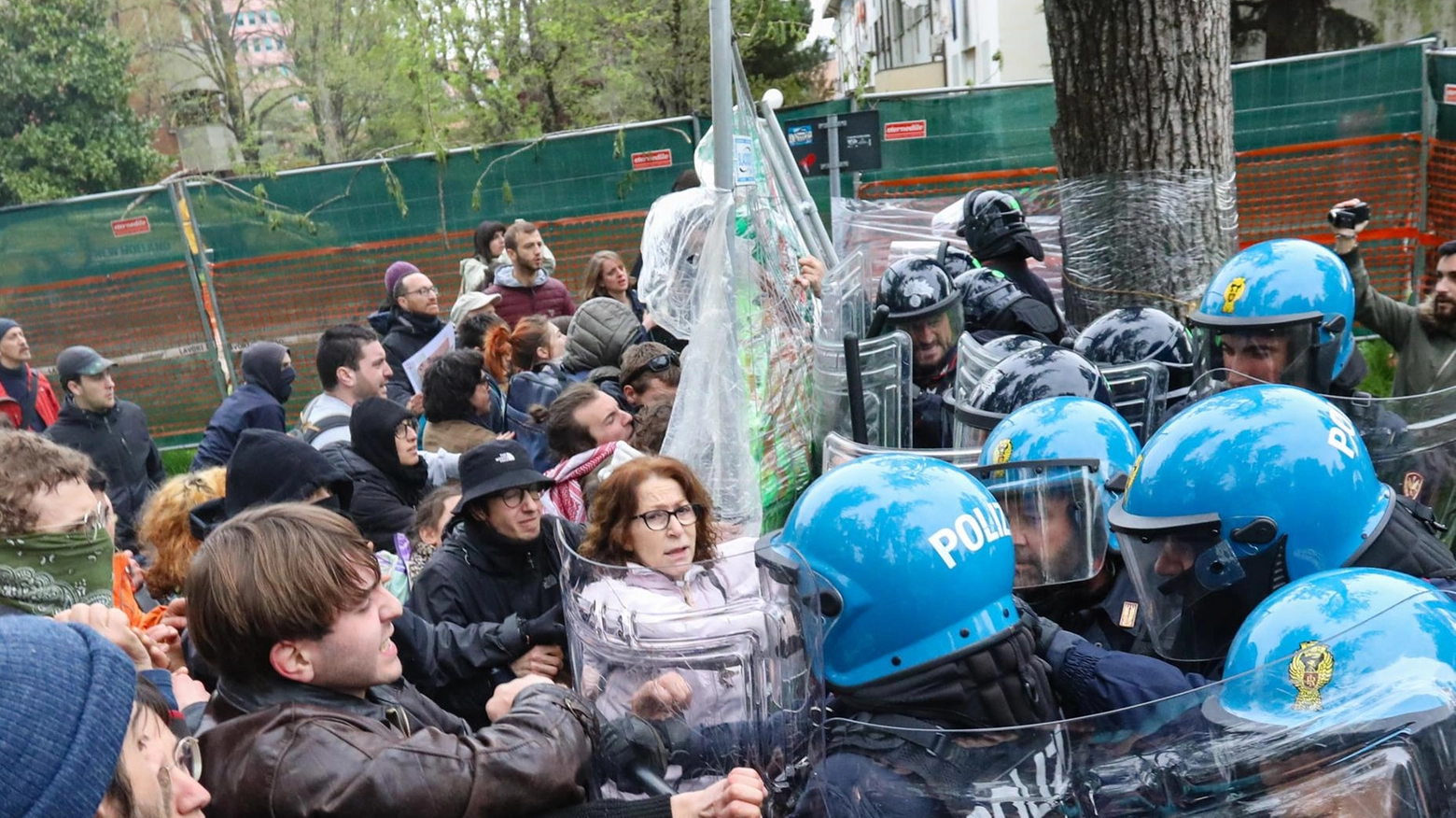 Scontri, la condanna del Viminale. Piantedosi: "Attacchi intollerabili"