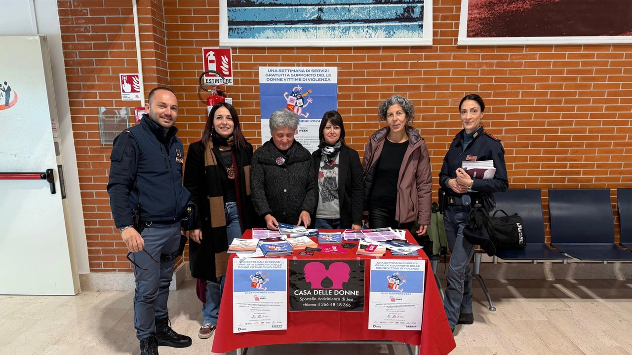 I poliziotti del commissariato in ospedale