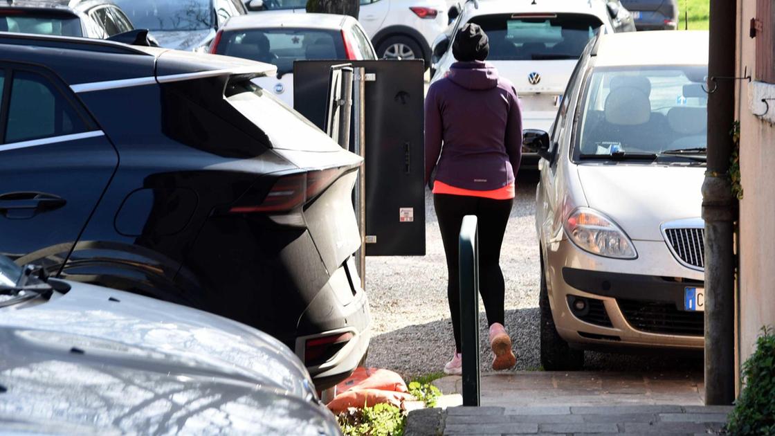 La protesta e la svolta : "Parcheggio selvaggio lungo il sottomura". A giugno il maxi piano