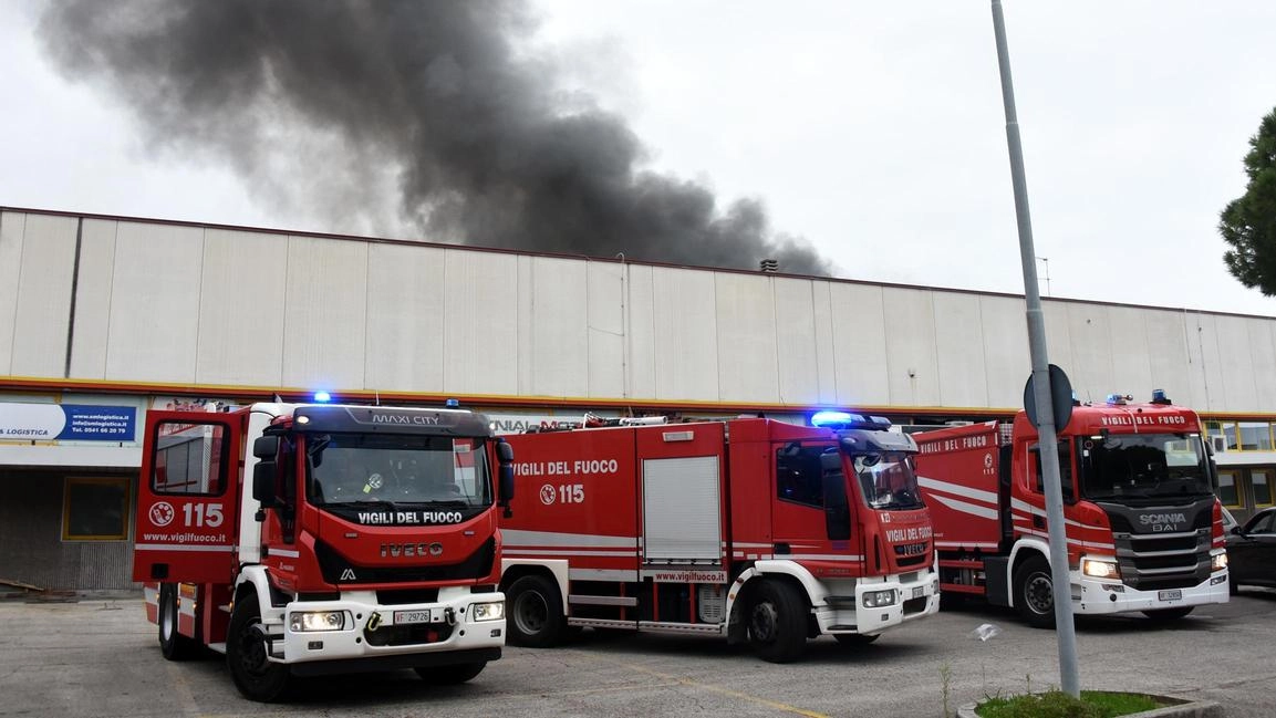 Vigili del fuoco al lavoro per domare il rogo divampato all’interno del blocco 87 in via Coriano .