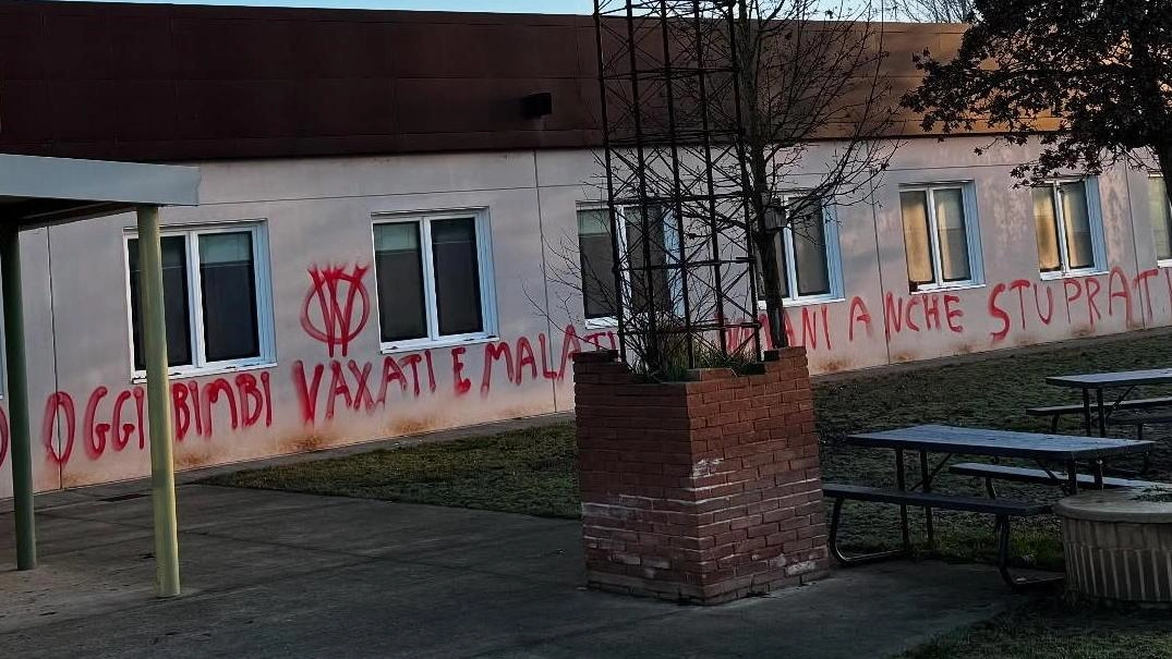 Le scritte No Vax alle scuole di Rolo