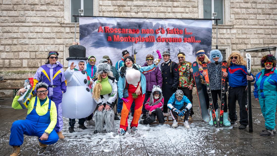 Carnevale di Ascoli, maschere e risate: da Sanremo al Pnrr. La cronaca nelle gag