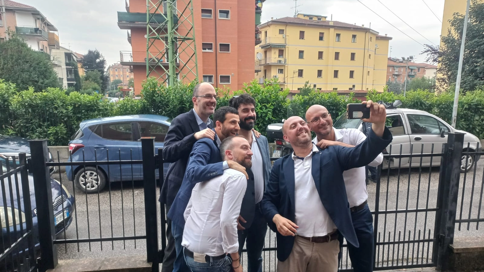 Il nuovo sindaco di Casalecchio Matteo Ruggeri festeggia la vittoria insieme al suo team