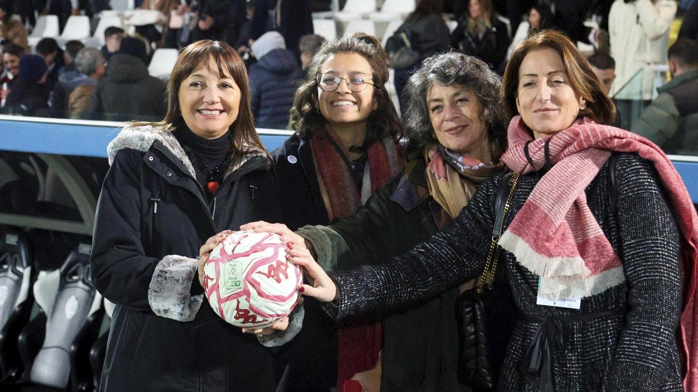 Violenza di genere, striscione degli ultras, le maglie dedicate e il calcio integrato.