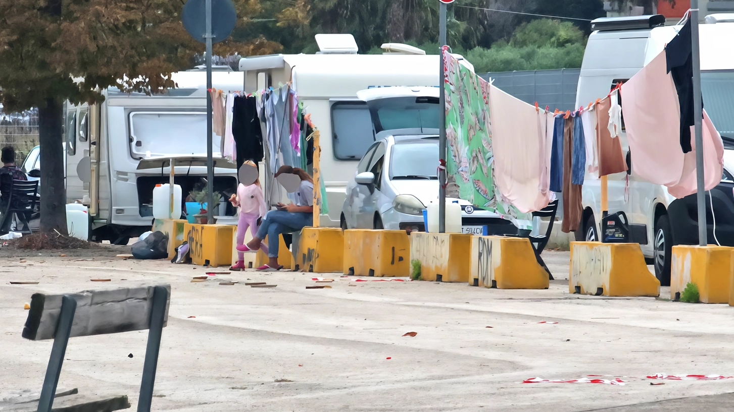 Le roulotte assediano il parcheggio