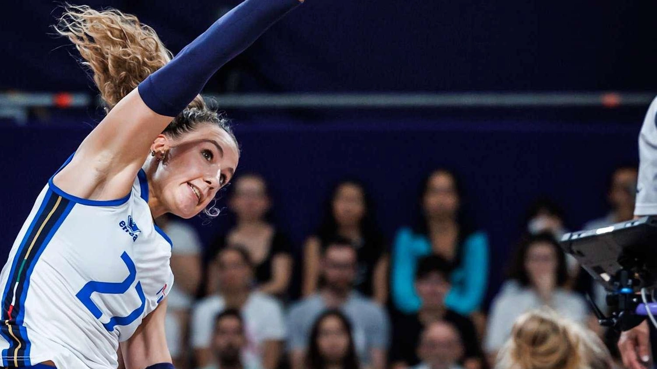 Gaia Giovannini si conferma decisiva per l'Italia nel volley, mentre Paltrinieri si prepara per la gara di nuoto in acque libere alle Olimpiadi. La squadra spera che tutto vada per il meglio per il nuotatore italiano.