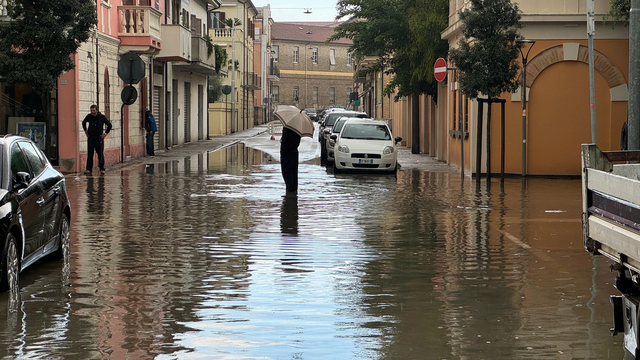 Civitanova Marche è sott'acqua: traffico in tilt a causa degli allegamenti ad alcuni sottopassaggi