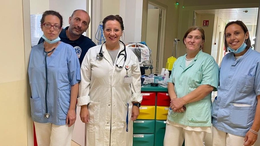 Al centro la dottoressa Sara Mazo, primaria del Pronto Soccorso di Urbino, con l’équipe del reparto riaperto il 23 settembre scorso