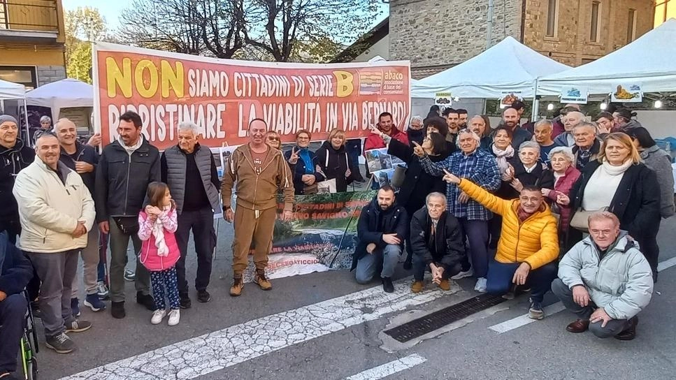 La manifestazione di protesta dei residenti di Monte San Pietro e Valsamoggia domenica scorsa durante la TartuFesta di Savigno