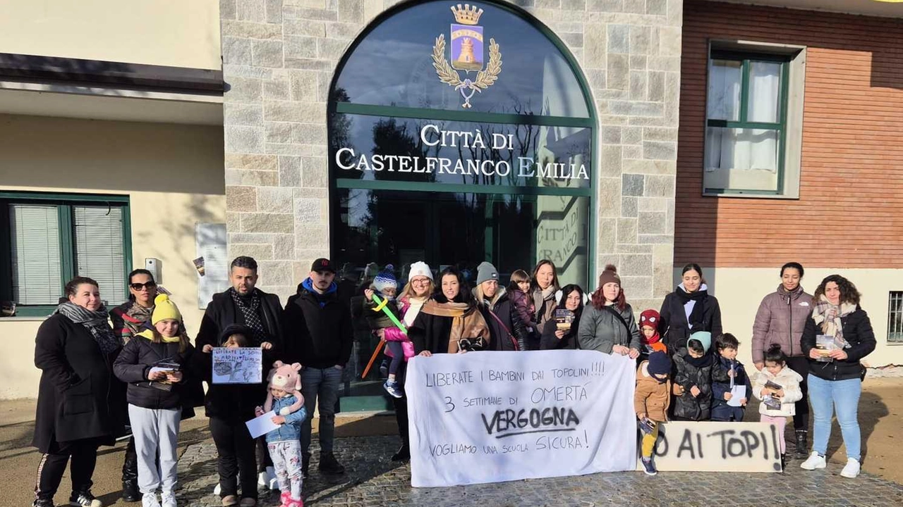 Topi a scuola, la protesta: "Una vergogna"