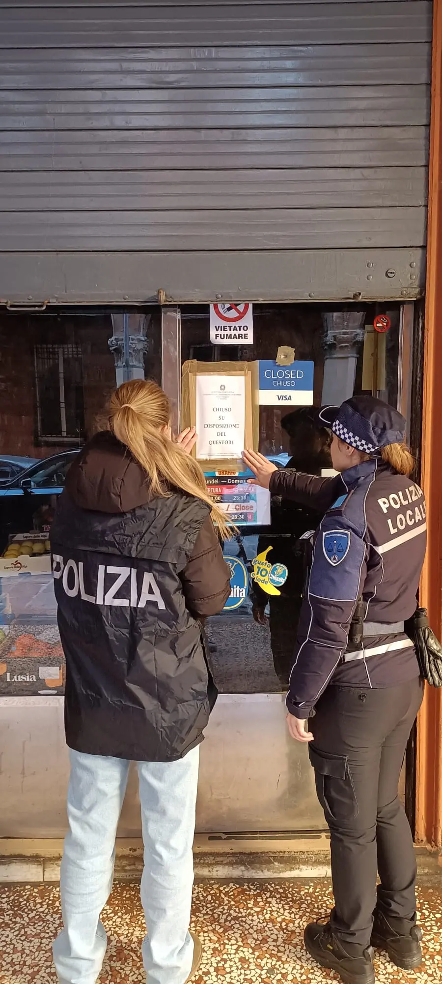 Vendono alcol ai minori, autorizzazioni sospese a due negozi in centro a Bologna: ecco quali