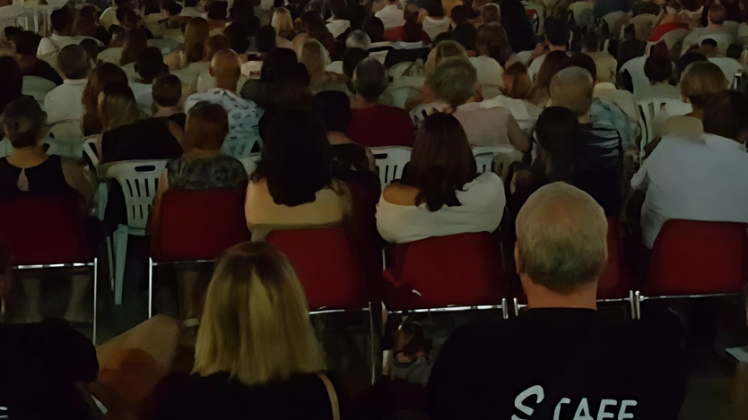 La rassegna estiva "Una piazza da cinema" a San Severino ha conquistato il pubblico con proiezioni gratuite in piazza del Popolo. Grande successo e partecipazione, con il film "Finalmente l'Alba" tra i più apprezzati. Un ringraziamento speciale ai volontari del Cinema San Paolo.